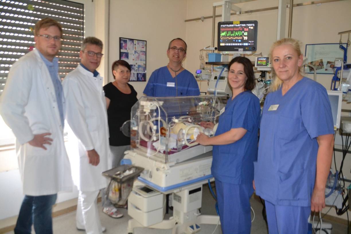 Gut bewacht wird hier die kleine Arwen Ochtrop. Über die moderne Monitoranlage, die alle Vitalparameter der kleinen Patienten misst, freuen sich vl. Dr. Jan-Simon Hermens, Oberarzt der Pädiatrie, Dr. Bernard Uhl, Chefarzt der Gynäkologie &amp; Geburtshilfe, Mutter Alien Ochtrop, Dr. Christian Schmidt, Chefarzt der Pädiatrie-also der Kinder-und Jugendmedizin, Schwester Jenny Rauer und Ewa Schwenson, Stationsleitung der Kinderintensivstation.