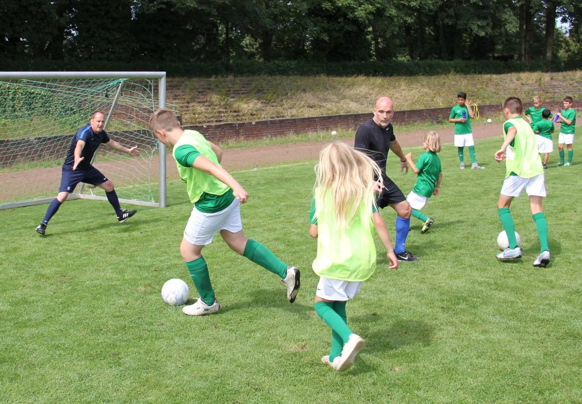  Die Trainer Stefan Emmerling und Steffen Ritter (Tor) nehmen’s mit den Kids auf.  