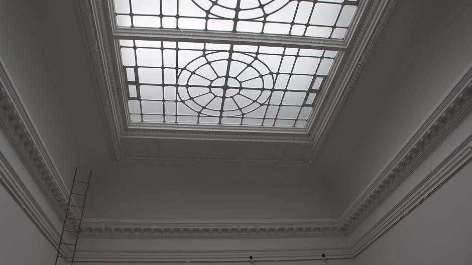 Sonnenlicht: Im Prunksaal fällt das natürliche Licht durch die Decke ein. Es wird aber durch das Glas so fein gefiltert, dass der Raum unabhängig vom Wetter gleichbleibend diffus ausgeleuchtet wird.