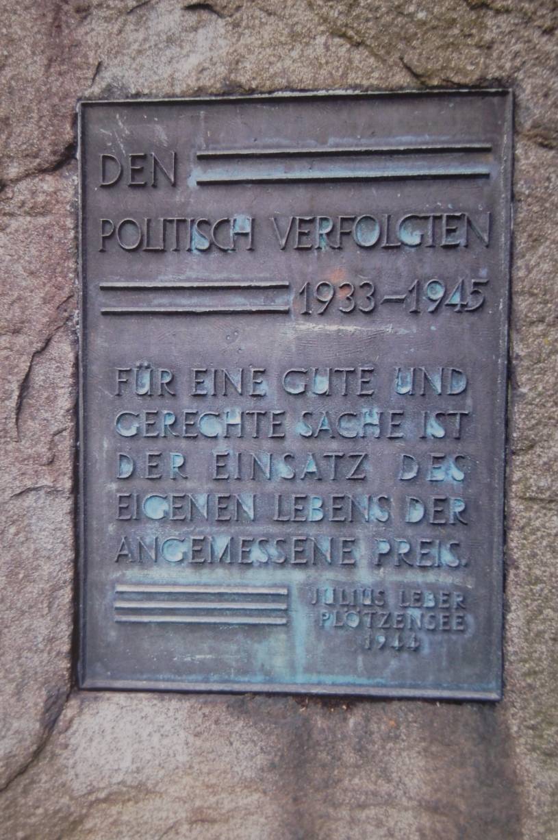 Diese Bronzetafel ist gestohlen worden.