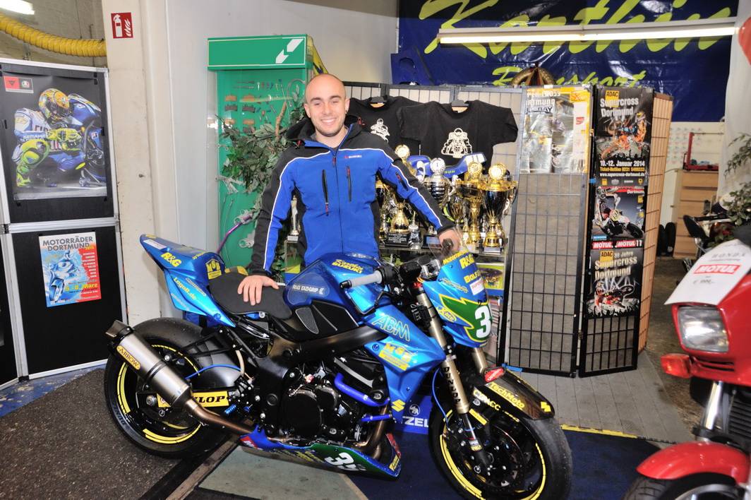 Kjel Karthin hat in seiner nunmehr 11-jährigen Laufbahn als Motorrad-Rennfahrer schon viele Pokale eingefahren. Das Bild zeigt ihn mit der aktuellen Suzuki-Maschine aus der Saison 2015.