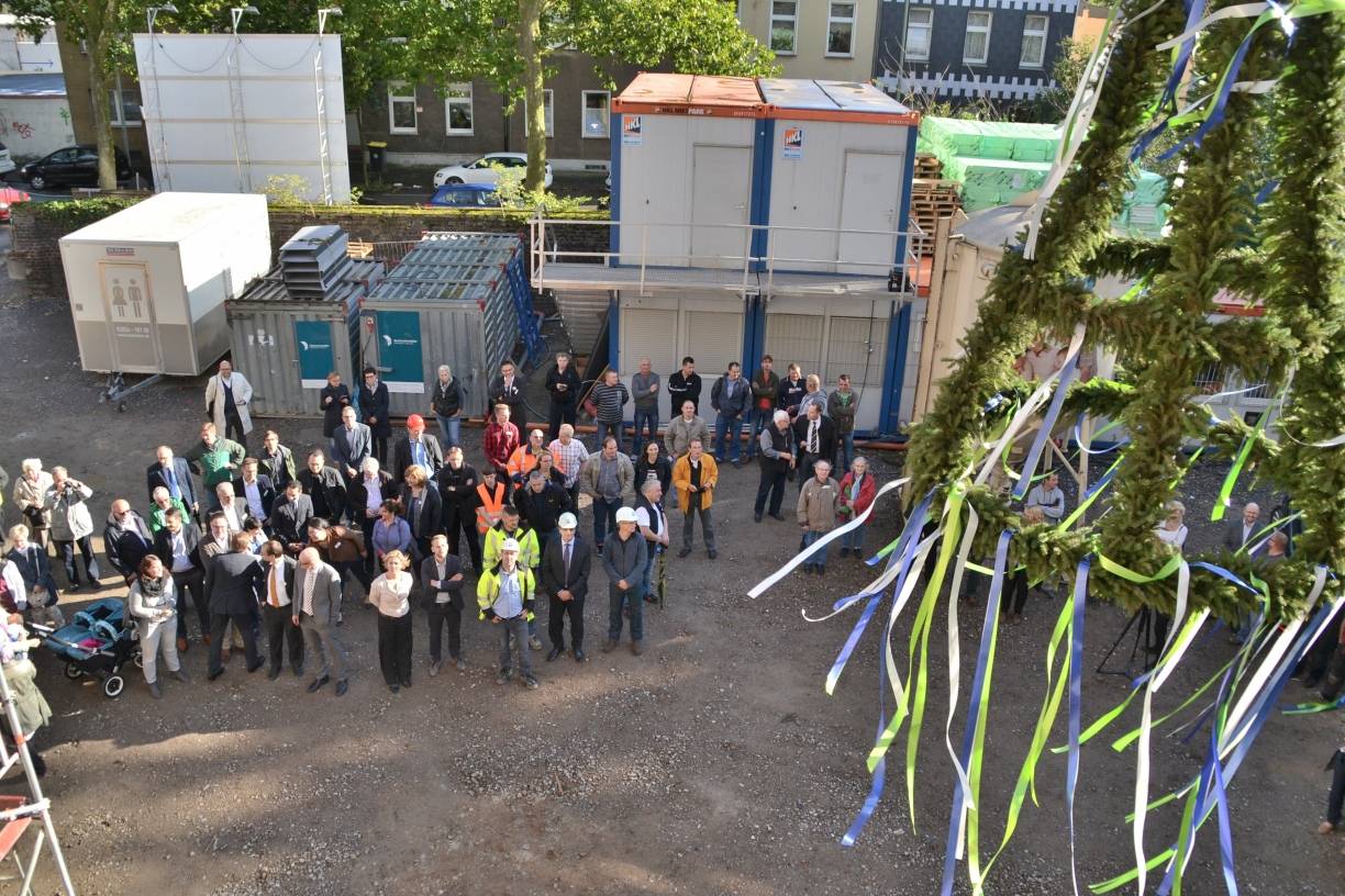  Erwartungsvoll schauten alle Festgäste nach oben, .... 