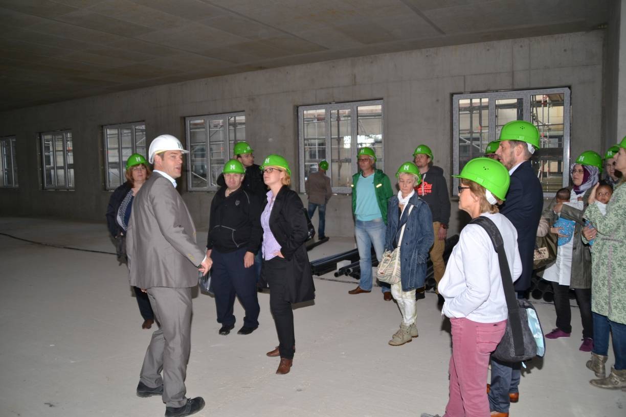 Zahlreiche Gäste nutzten die Gelegenheit zu einer Führung durch den Krankenhaus-Rohbau, die von Projektleiter Thilo Semisch (l) angeboten wurde.