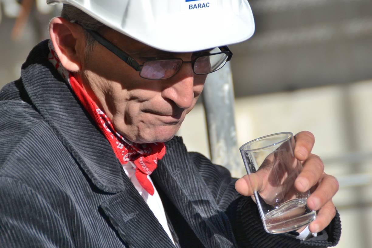 ...wo Zimmermann Pero Barac mit einem guten Schnaps auf das weitere Gelingen des Bauwerks anstieß.