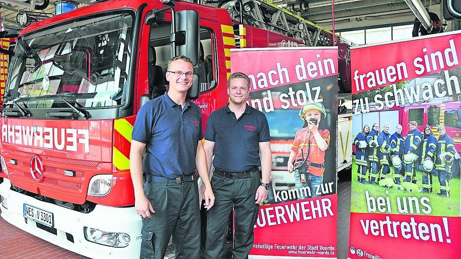 Dirk Preuten (li.) und Patrick Marhofen (re.) sind seit 2012 bei der Freiwilligen Feuerwehr in Voerde dabei und helfen nun, den dringend benötigten Nachwuchs an Bord zu holen.