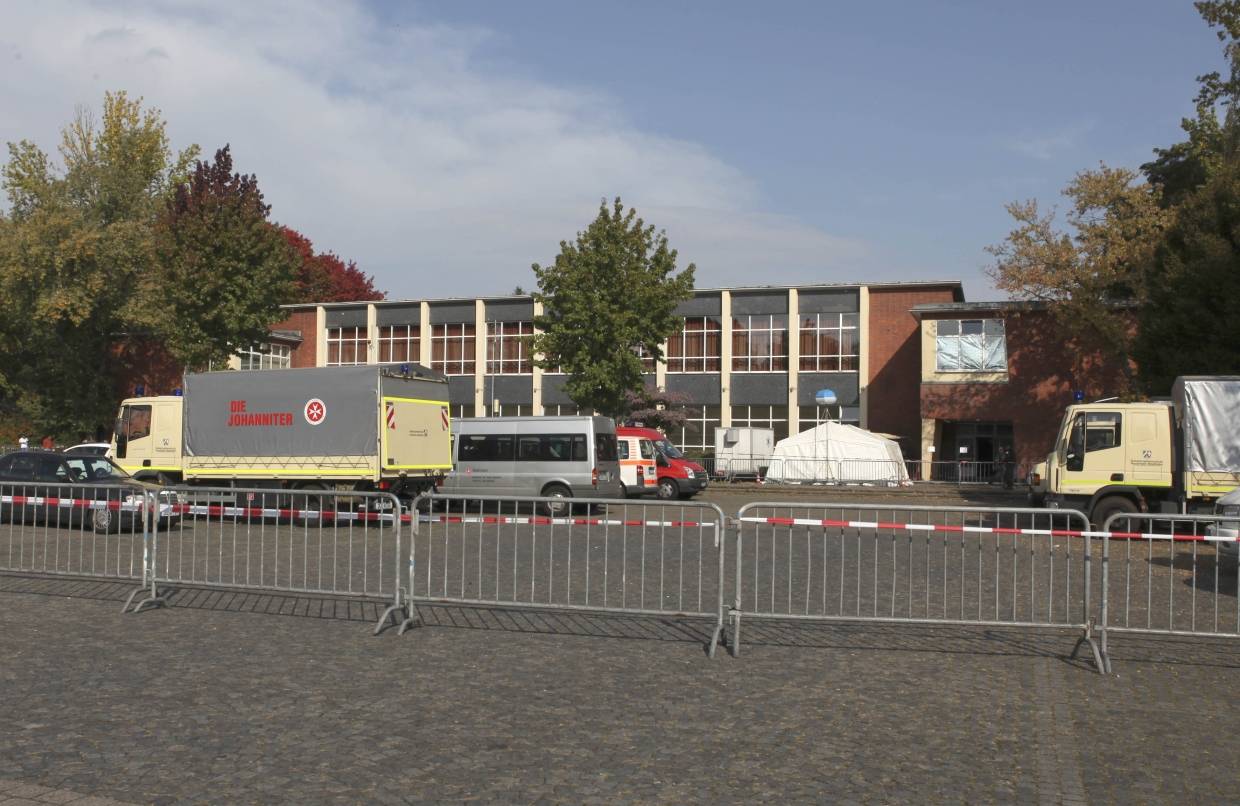 Die Glückauf-Halle wird derzeit als Flüchtlingsunterkunft genutzt und ist hermetisch abgeriegelt.