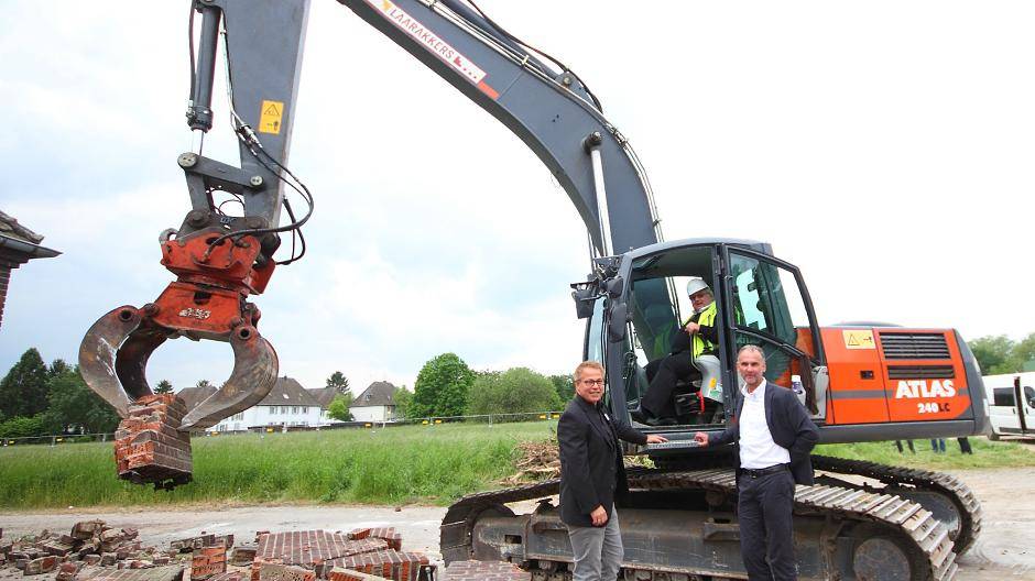 Baubeginn: Von den Abrissarbeiten, die drei Wochen dauern sollen, überzeugen sich Klinik-Geschäftsführer Michael Novotny (l.) und Architekt Martin Rieger (r.). Paul Neuhäuser, Geschäftsführer der Trägergesellschaft St. Augustinus-Kliniken, ließ es sich nicht nehmen, einmal im Bagger Platz zu nehmen. 
