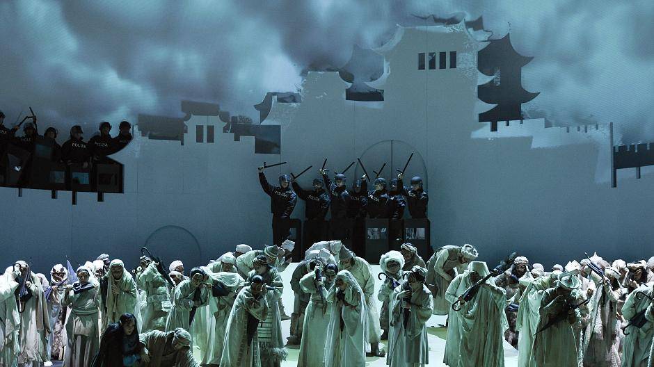 Mit praktisch allem, was sie hat, bringt die Rheinoper Puccinis „Turandot“ auf die Bühne.