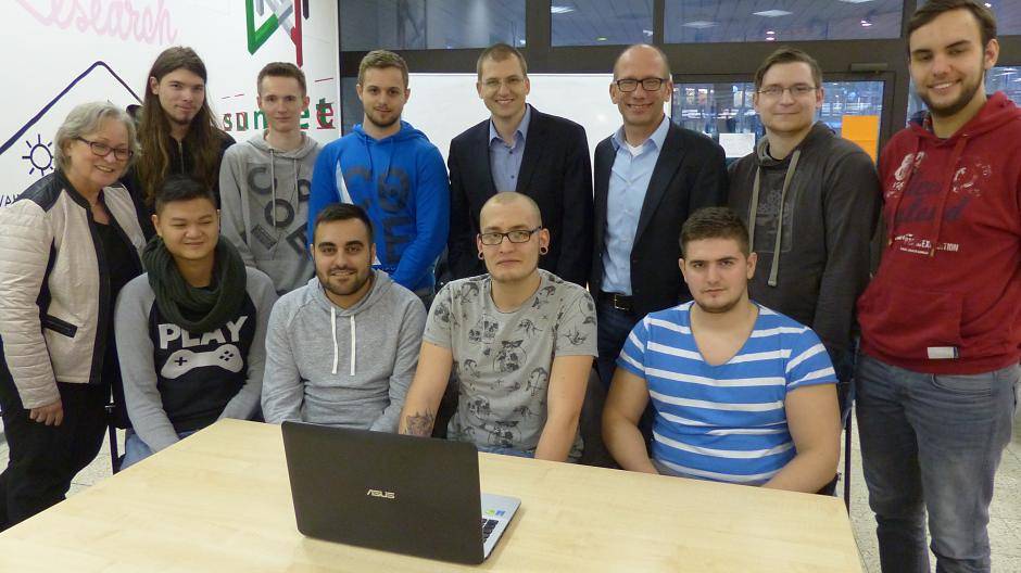 Sozialamtsmitarbeiterin Angelika Buttgereit (ganz links), Prof. Thomas Richter (5.v.l.) und Sozialdezernent Christoph Müllmann sind gespannt auf die Softwareentwicklungen der Studierenden.