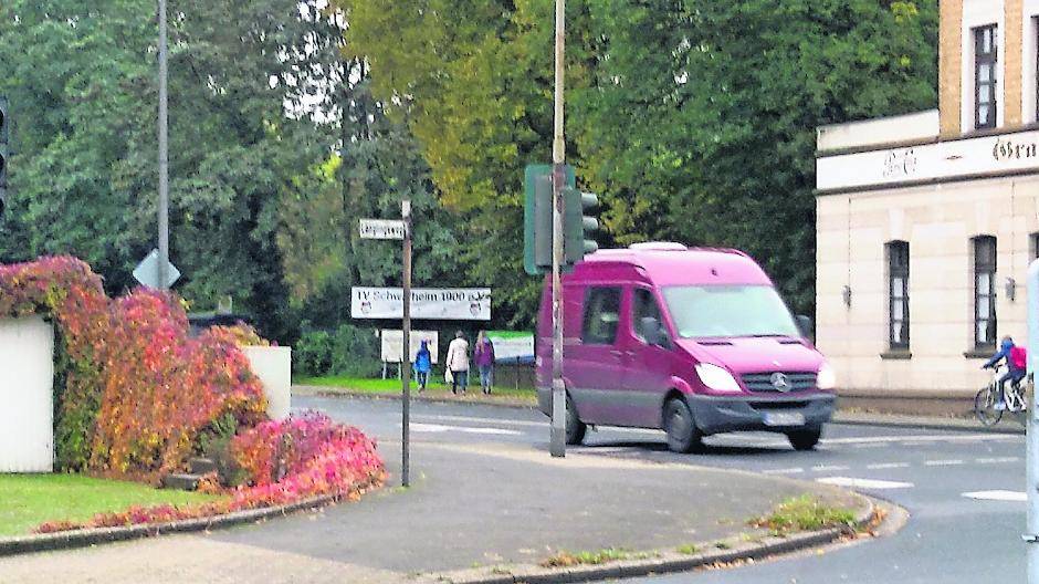  Wer aus Alt-Schwafheim kommt, wird zur Ampelkreuzung Düsseldorfer Straße/ Dorfstraße/ Länglingsweg geleitet. Die Querungshilfe wird sehr gut angenommen. Foto. cb 