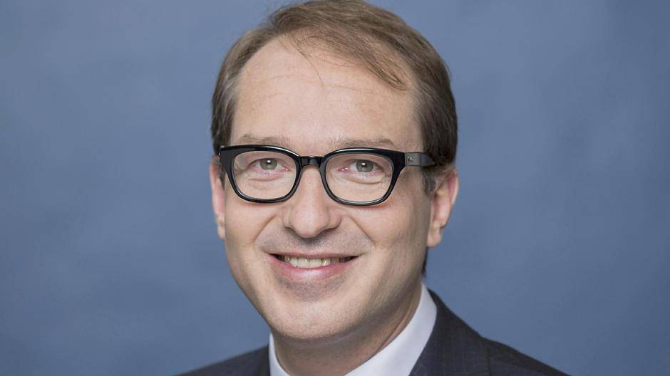 Alexander Dobrindt (CSU) bemautet Lkw inzwischen auf 15.000 km deutscher Straßen — Tendenz steigend.