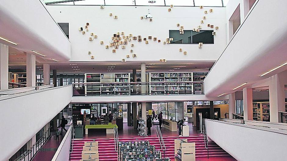  Umbau: Am Kopfende der ersten Etage richtet die Mediothek in diesem Jahr ihre neue Jugendabteilung mit 16 Arbeitsplätzen ein. Foto. Müller 