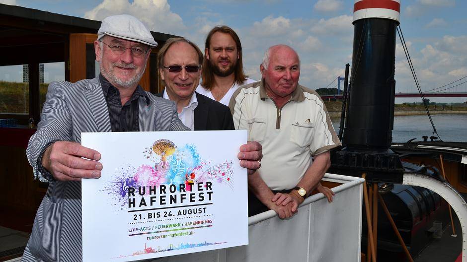 Dr. Bernhard Weber, Mr. Hafenfest Walter Pavenstedt, Feuerwerker Sascha Tietze und Dr. Manfred Tröger von der Magdeburger Otto-von-Guericke-Gesellschaft (v.l.) stellten das Programm standesgemäß auf der Kommandobrücke der Oscar Huber vor.