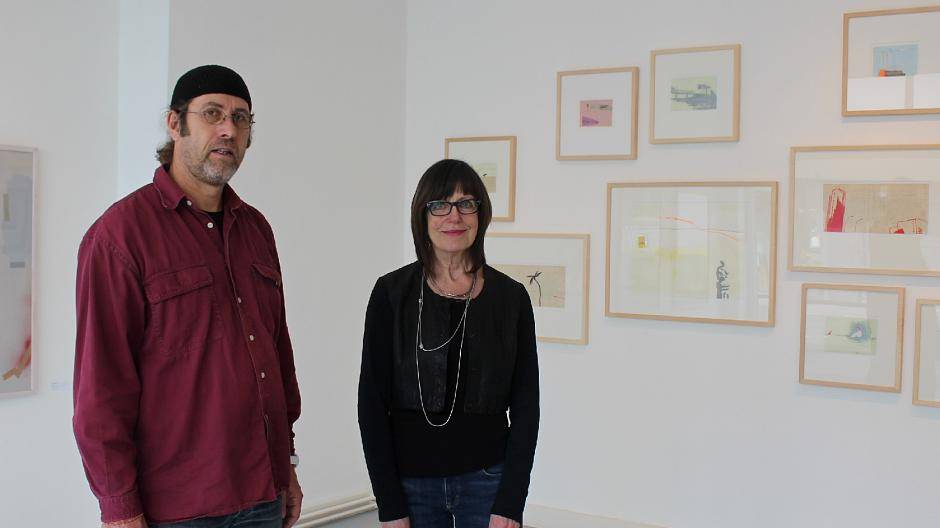  Seelenverwandtschaft: Die Künstler Ursula Bolck-Jopp und Willy Heyer haben bewusst in jedem Raum der Ausstellung ihre Werke gemischt. So bilden sie Gemeinsamkeiten und Kontrapunkte. 