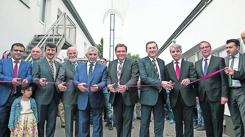  Ein großer Tag für die Stahldorfer Gemeinde. OB, Gemeindevertreter und Polizeipräsident Rainer Furth bei der Einweihung 