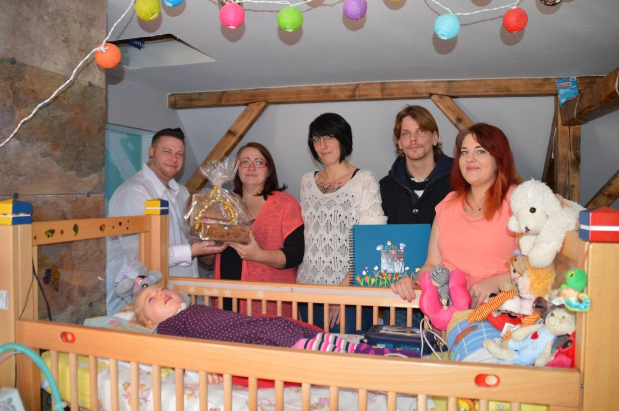 Der Waffel- und Plätzchenverkauf auf dem Nikolausmarkt brachte fast 3.000 Euro: Steve Hamelmann (l.), Alexandra Schramme (m.) sowie Christina Kerner (r.) überbrachten die Spende an Mutter Maja, Vater Sven-Ole und „Gürkchen“ Anna-Maria.
