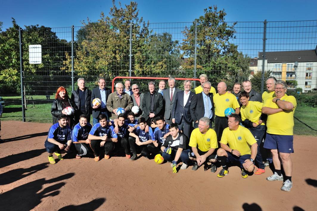  Großes Treffen auf dem Bolzplatz: Offizielle und Spieler genossen einen Tag voller Sonnenschein in Hochfeld an der Sedanstraße. 