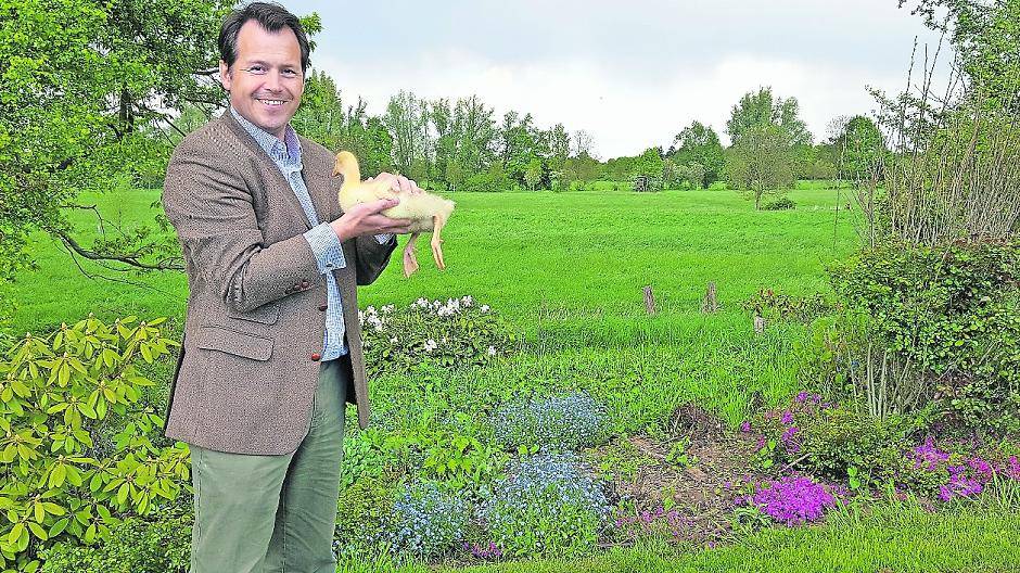 Dr. Harald Freiherr von Canstein mit Gänseküken in seinem Familienidyll.