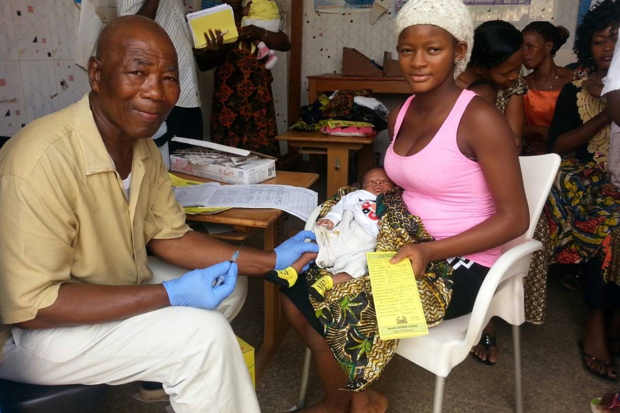  Ein Arzt im Gila’s Hospital in Sierra Leone bei der Behandlung eines Säuglings. Das Hospital wird seit der Ebola-Epidemie von action medeor unterstützt. 