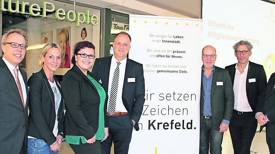  Christoph Borgmann (Mitte) lud mit seinen Mitstreitern der Werbegemeinschaft am Montagabend zur öffentlichen Sitzung ins Schwanenmarkt-Center ein. Mehr als 80 Gäste kamen. 