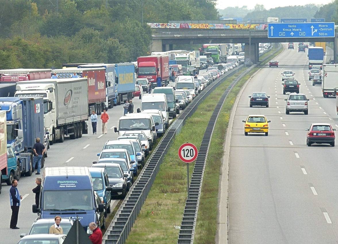 Nicht nur bei Unfällen ist auf der A 40 regelmäßig zu den Rush-Hour-Zeiten der Teufel los. Auch ansonsten gehört die A 40 zu den Autobahnen, die regelmäßig stark genutzt werden. Moers hatte übrigens mit 61,9 Prozent die höchste Auspendlerquote der Großstädte in NRW.