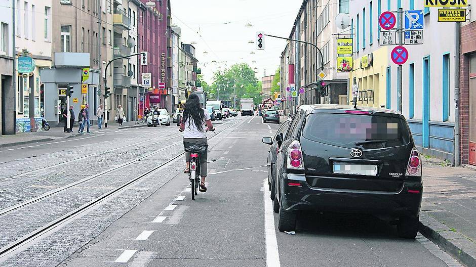  Markierungen: Auf der Philadelphiastraße sind in diesen Tagen Parkbuchten und Fahrradstreifen deutlich sichtbar aufgemalt worden. Ein Vorgriff auf die große Sanierung 2018/19. 