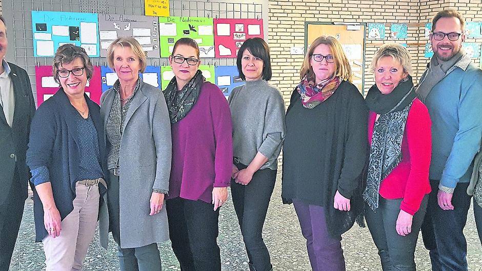 Die Vertreterinnen und Vertreter der neun Grundschulen und des Jugendamtes freuen sich über die Kooperation. 