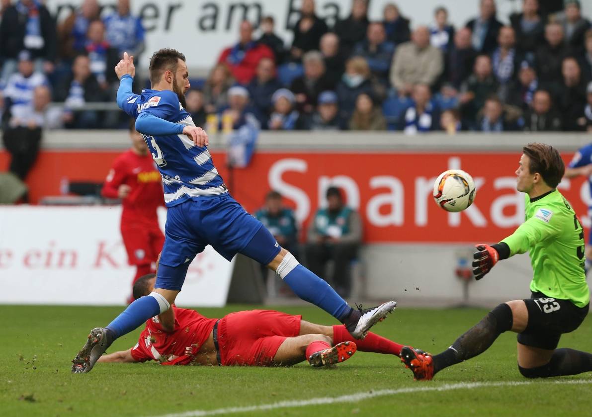  Und wieder war es knapp: Zlatko Janjic verpasst den Ball um Haaresbreite, der starke Manuel Riemann ist zur Stelle. 