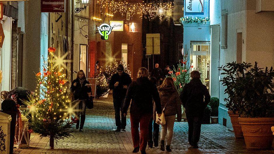  Genießen Sie die den weihnachtlichen Zauber in den Moerser Einkaufsstraßen. 