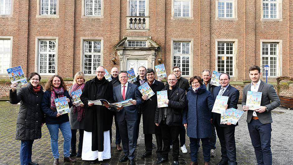  Prior Bruno Robeck und Landrat Hans-Jürgen Petrauschke präsentieren den neuen Kultur- und Freizeitführer zusammen mit den Mitgliedern des Arbeitskreises Tourismus im Rhein-Kreis Neuss am Kloster Langwaden.  