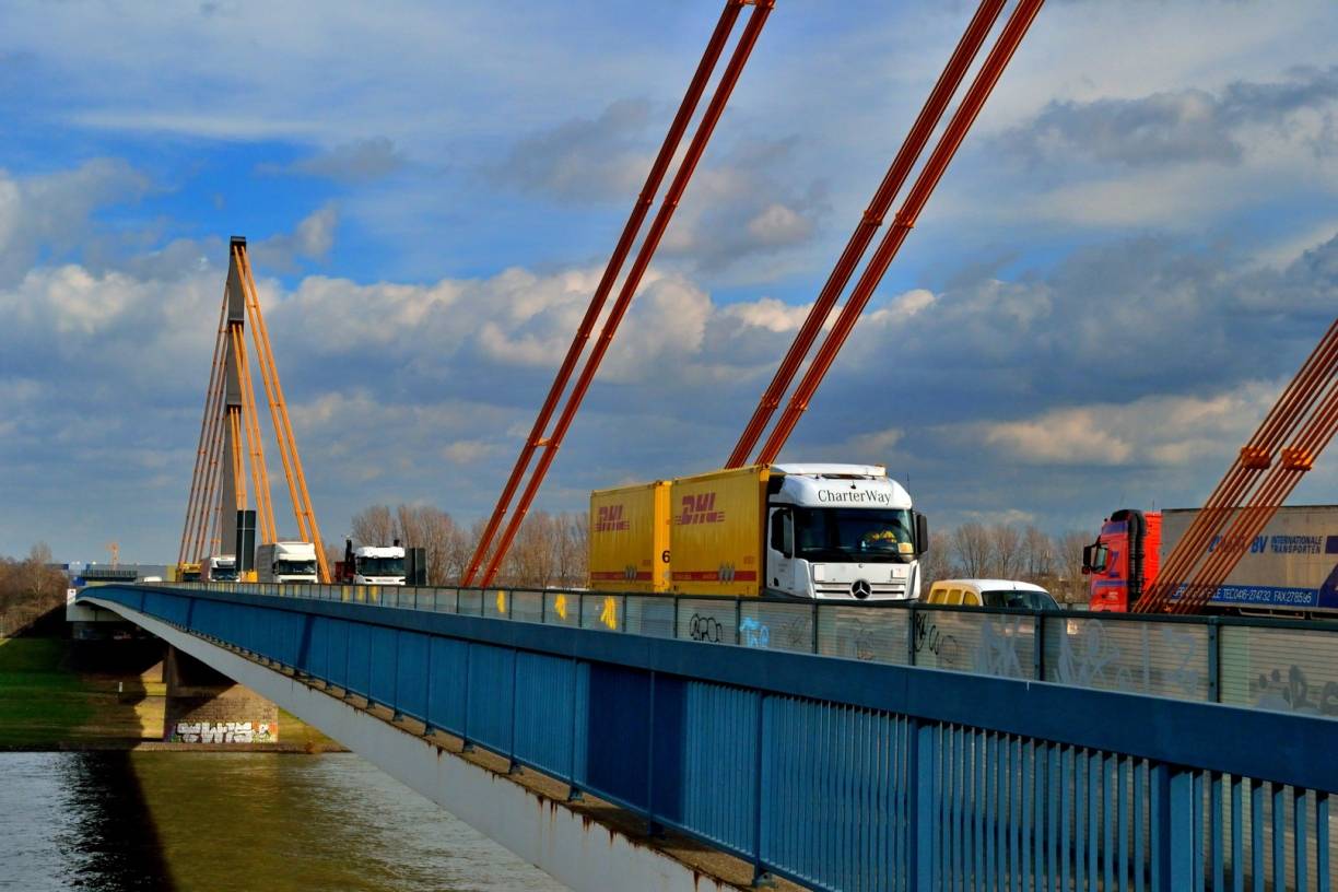  Logistik ist ohne Brücken, zumal in einer Hafenstadt, nicht denkbar. Geradezu sträflich vernachlässigt wurden Duisburgs Brücken, ein Zustand, der so nicht geht. 