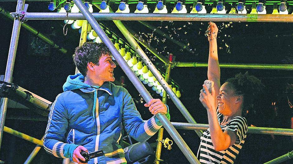 Im Stangengerüst: Julie (Helen Wendt) und August (Jonathan Hutter) haben sich zum gemeinsamen Selbstmord in Norwegen verabredet. Doch zuvor machen sie noch Spaß.