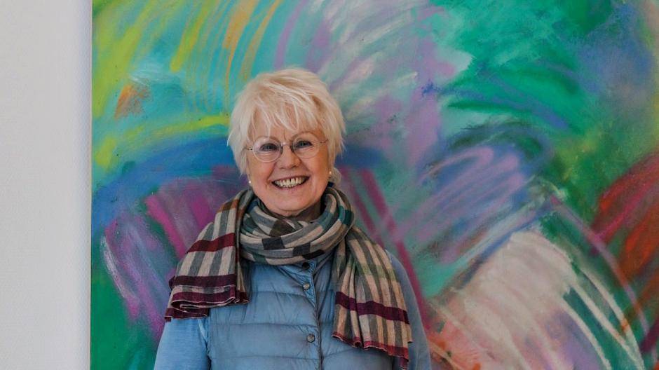  KÜnstlerin Monika Leufen freut sich über die Ausstellung in der Evangelischen Kirche Osterath. 