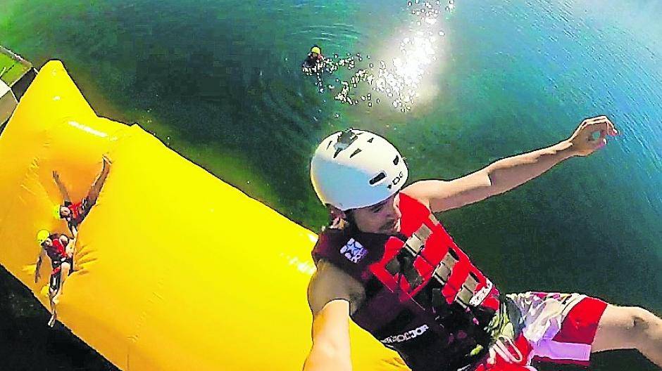  Selfie der etwas anderen Art: Mike Lawniczak wird erst in Richtung Stratosphäre geblastet und drückt dann im richtigen Moment den Auslöser. Die Flugposition sollte ihm allerdings zu denken geben.... 