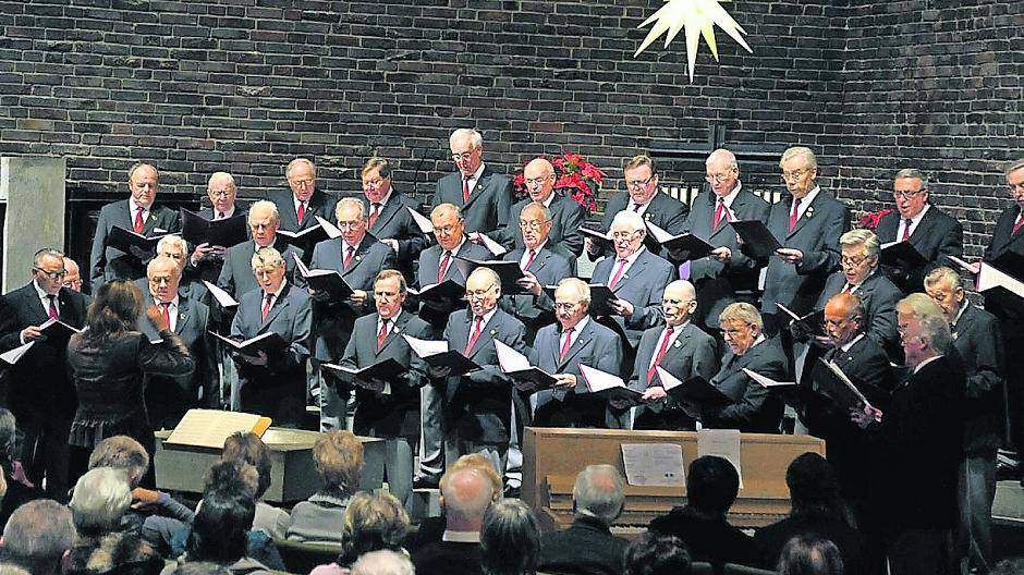 2010, als dieses Foto beim Adventskonzert des Sängerkreises entstand, war die „Bühne“ hinterm Altar noch gut besetzt: Doch die Zahl der Sänger schrumpft.