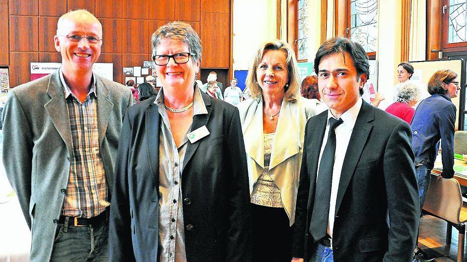  Freuen sich über das Engagement der Dinslakener: Caritas-Fachbereichsleiter Guido Busch, Freiwilligenzentrale-Leiterin Lore Penzel, Sozialdezernentin Christa Jahnke-Horstmann und der stellvertretende Bürgermeister Eyüp Yildiz. 