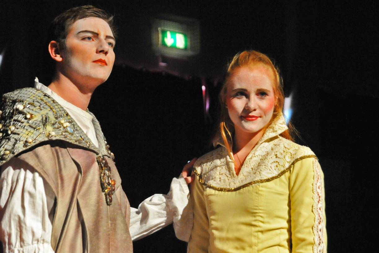 Macht und Intrigen zählen zum Stück ebenso wie .....