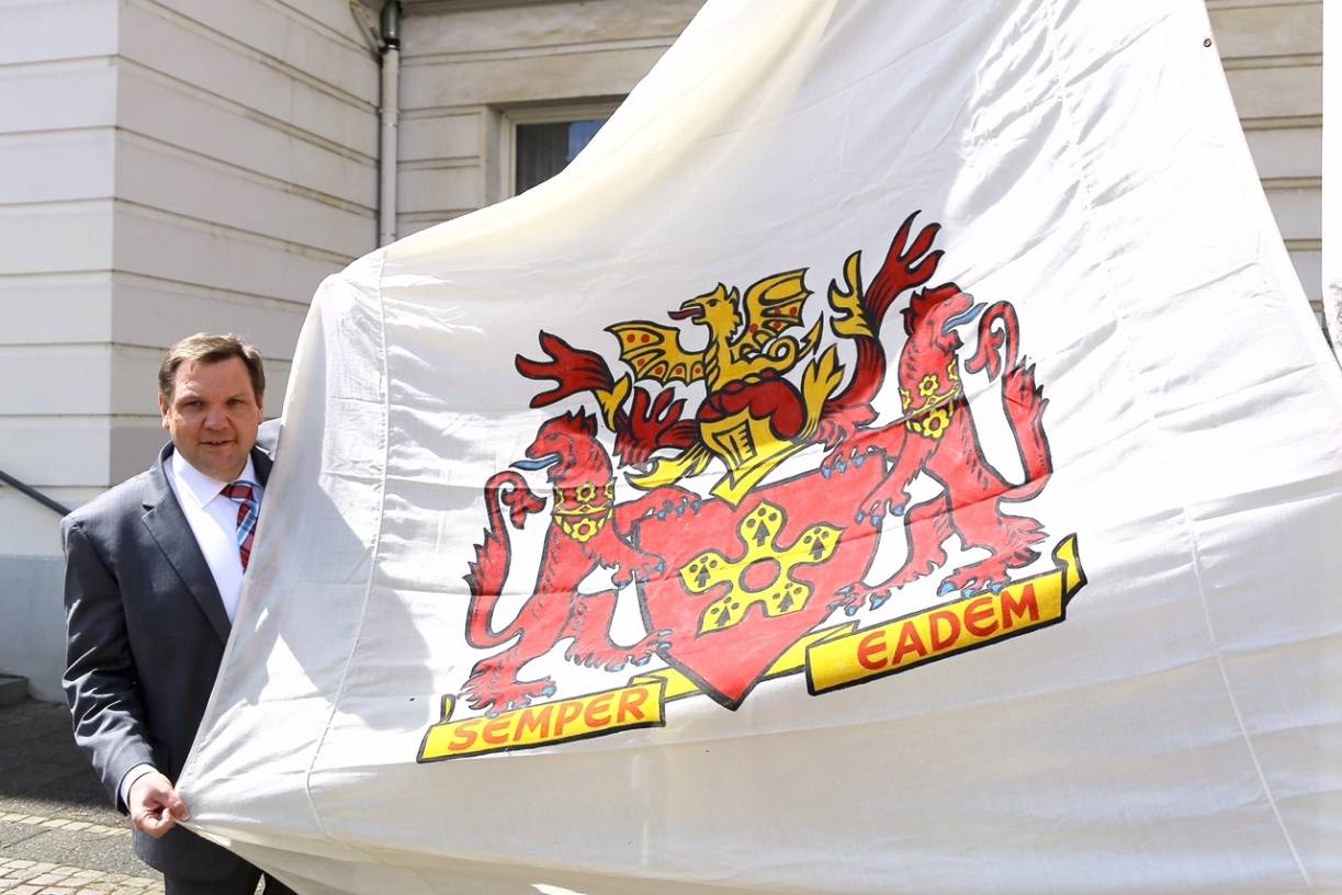 Leicester-Fahne weht vor dem Rathaus