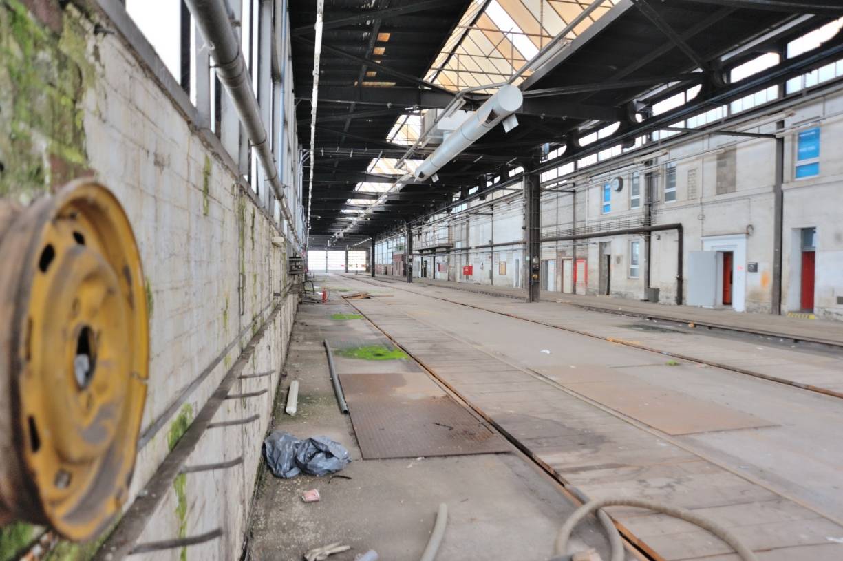 Nur in der alten Bahnbetriebwerkshalle ist noch nichts passiert. Doch der Bagger wartet schon, um die rund 150 Meter lange alte Halle abzureißen. Die neue Halle wird mit 105 Meter kürzer.