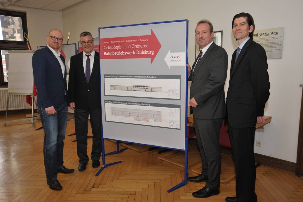 Oberbürgermeister Sören Link, Ronald R. F. Lünser, Geschäftsführer Abellio Rail NRW, Carsten Tum, Planungsdezernent und Christian Tellkamp, Projektleiter Abellio, sind überzeugt von der exponierten Lage des Bahnbetriebswerks.