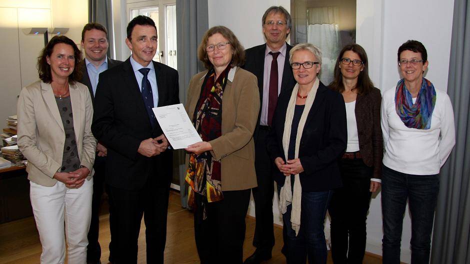  Mit großen Schritten in Richtung Rathausquartier: Planungsamtsleiterin Monika Frailing, stellvertretender Planungsamtsleiter Arne Gogol, Bürgermeister Prof Dr. Christoph Landscheidt, Regierungspräsidentin Anne Lütkes, Regierungsvizepräsident Roland Schlapka sowie die Dezernatsmitarbeiterinnen Susanne Prasmo, Heike Siegel und Ursula Werner (v.l.n.r.) bei der Übergabe des Fördermittelbescheides in Düsseldorf. 