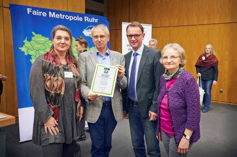 (v.l.) Lucie-Maria Rodemann, Geschäftsführer Dieter Overath, Vize-Bürgermeister Thomas Groß und Edith Bruckwilder von der lokalen Eine Welt Gruppe.