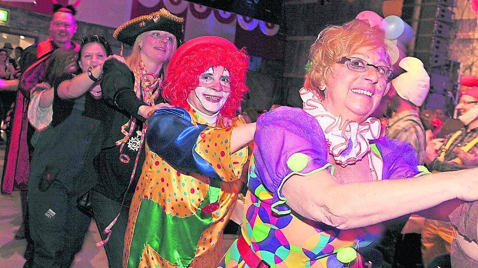 Der Böllerrauch zum neuen Jahr ist gerade verzogen, da stehen die Närrinnen und Narren bereits Schlange. Die KG Narrenzunft Homberg lädt zu ihren Sitzungen ein.