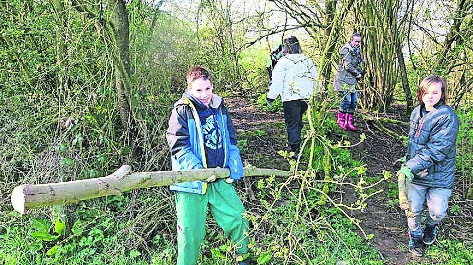 Fleißige Schüler: Beim Frühjahrsputz auf dem Schulgelände packten eifrige Jugendliche beherzt zu.