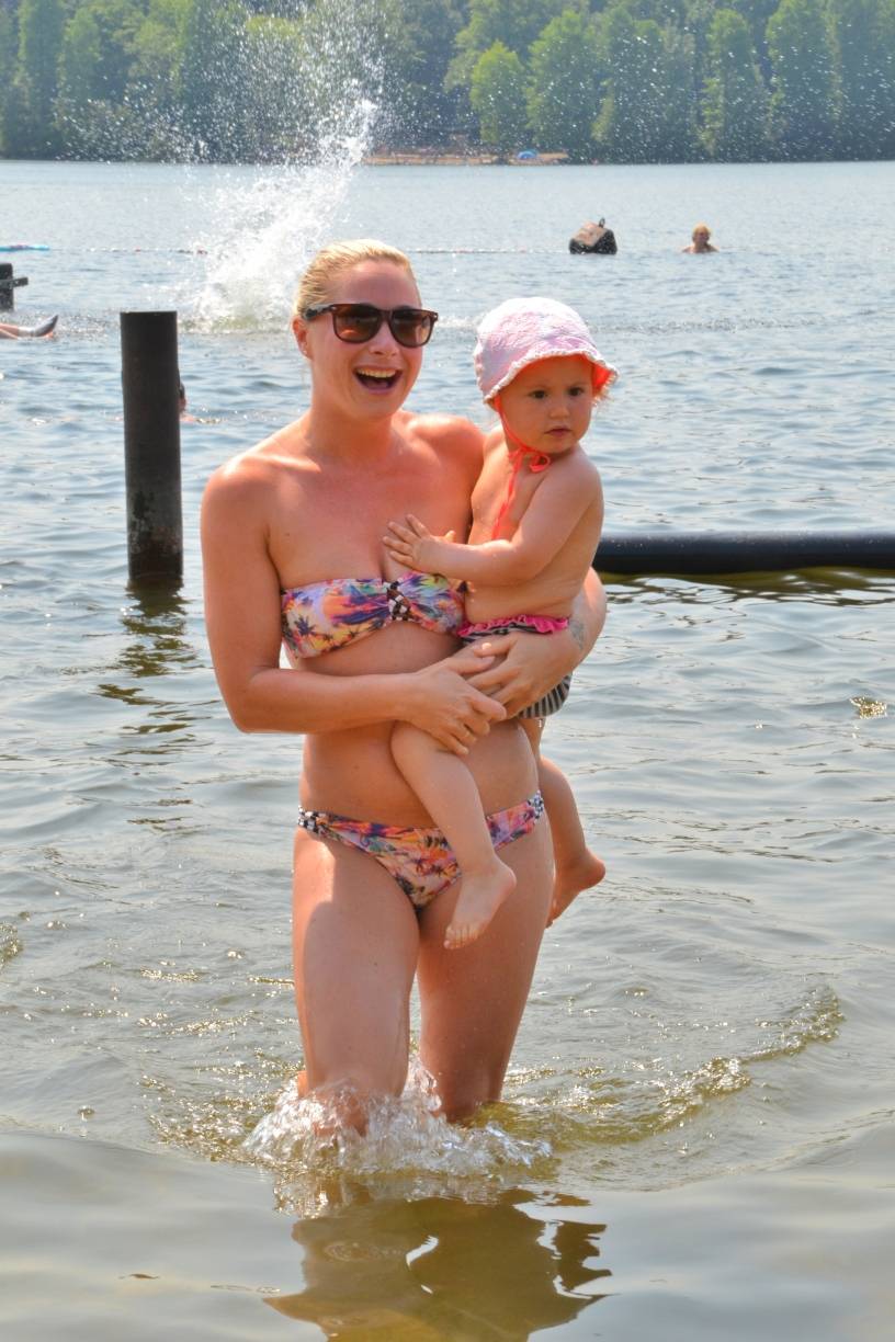 Für Lia war das Bad im Wolfssee zusammen mit Mutter Jana ein tolles Erlebnis.