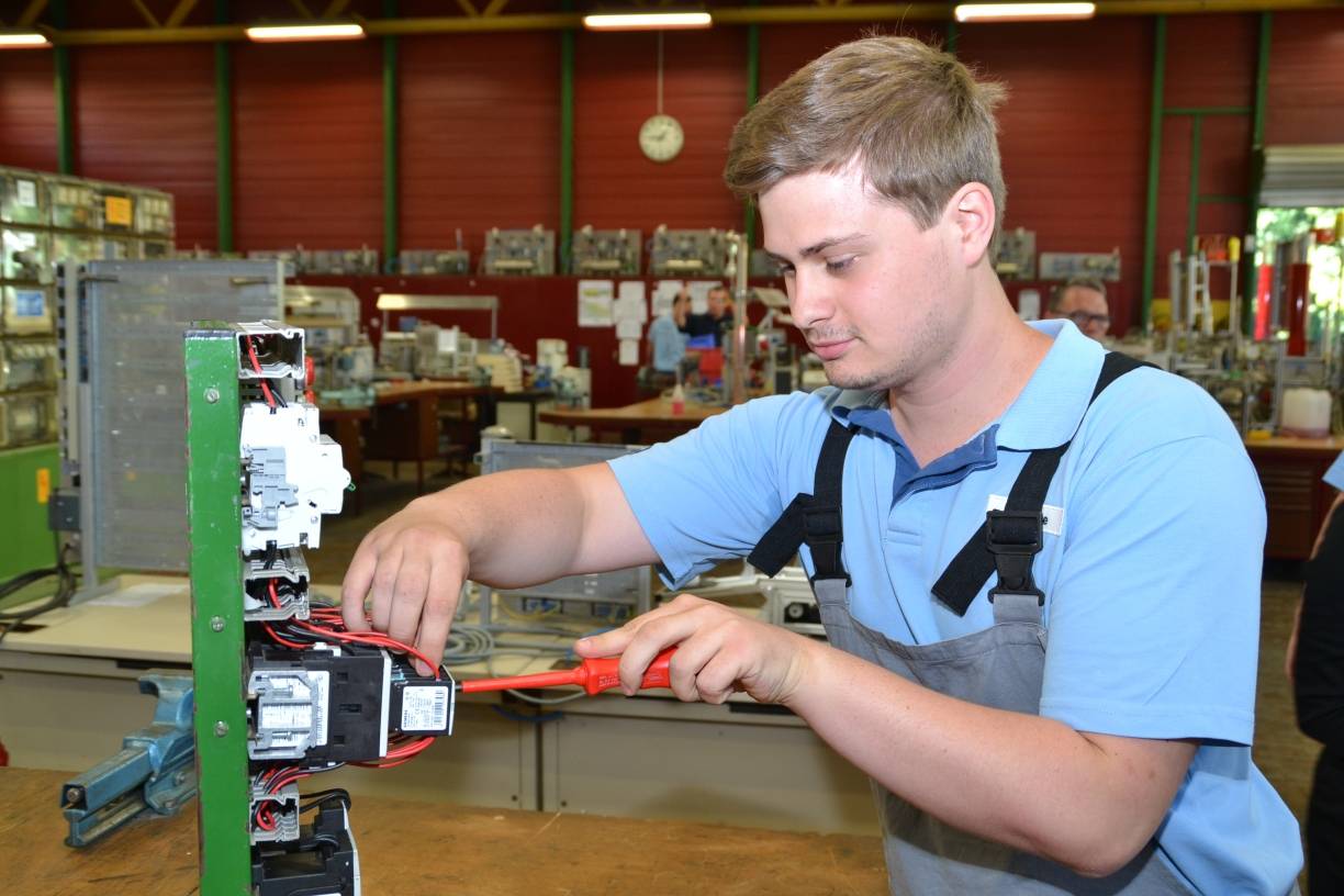  Für Tim Lange ist im ersten Ausbildungsjahr immer noch der Erwerb von Grundlagen angesagt 