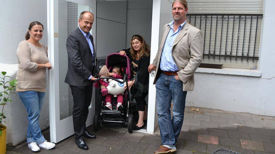  Endlich ist er in Betrieb, der neue Aufzug. „Hoch hinaus“ geht’s für vl. Annina Aiello, Einrichtungsleiterin der Duisburger offenen Hilfen, Michael Reichelt, Geschäftsführer der Lebenshilfe Duisburg, Aca Kalojan mit Töchterchen Adelina Akhmedov und Rolf Wöste, Vorsitzender der Stiftung Kind Duisburg.  