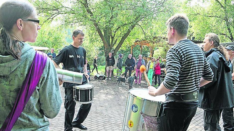  Wagenplatzbewohner demonstrieren mit Samba-Fest. 