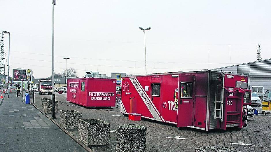 Asbest-Alarm in Rheinhausen. An der Asterlager Straße wurde eine „Dekontaminations-Schleuse“ eingerichtet. Foto: TV