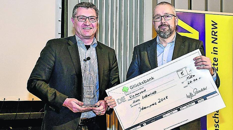 Jürgen Graw (Rhein-Kreis Neuss, rechts) und Ralf Rademacher (Kreis Heinsberg) nahmen den Preis der Arbeitsgemeinschaft der Notärzte im Maternushaus in Köln entgegen.